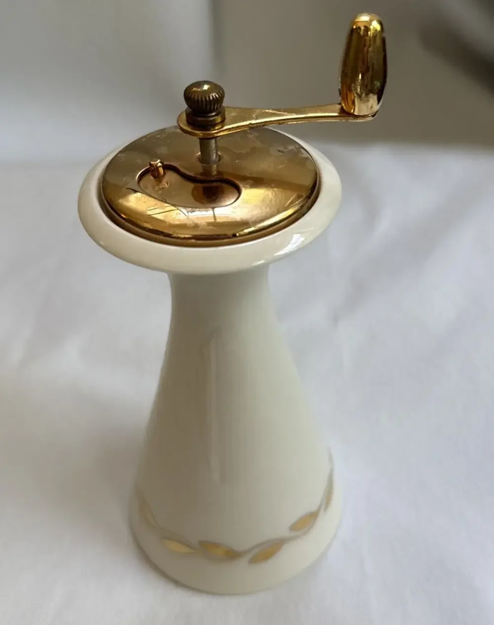 Lenox GOLDEN WREATH design Pepper Mill. In Working Condition. Vintage